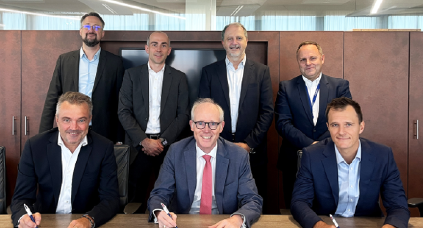 Du 1er au 2nd rang et de gauche à droite : V. Bourne, directeur de Fer-Play, Y. Metz, président d’Ingérop, T. Le Bars, directeur adjoint de Fer-Play, J.-O. Durand (Ingérop), O. Bartoli (Ingérop), S. Potin (Ingérop), F. Aubertin (Ingérop)