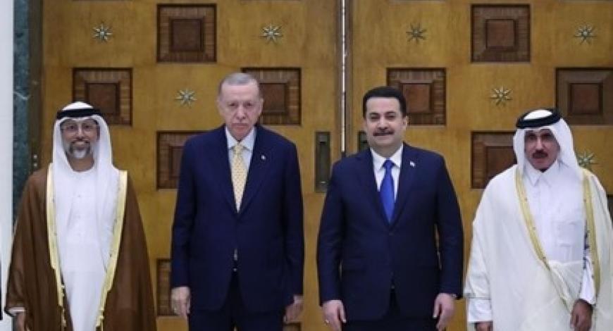 De gauche à droite : le ministre émirati de l’Énergie Souhail Mohammad al-Mazrouei, le président turc Recep Tayyip Erdogan, le Premier ministre irakien Mohammad Chia al-Soudani et le ministre qatari des Transports Jassem ben Saif ben Ahmad al-Soulaiti De gauche à droite : le ministre émirati de l’Énergie Souhail Mohammad al-Mazrouei, le président turc Recep Tayyip Erdogan, le Premier ministre irakien Mohammad Chia al-Soudani et le ministre qatari des Transports Jassem ben Saif ben Ahmad al-Soulaiti