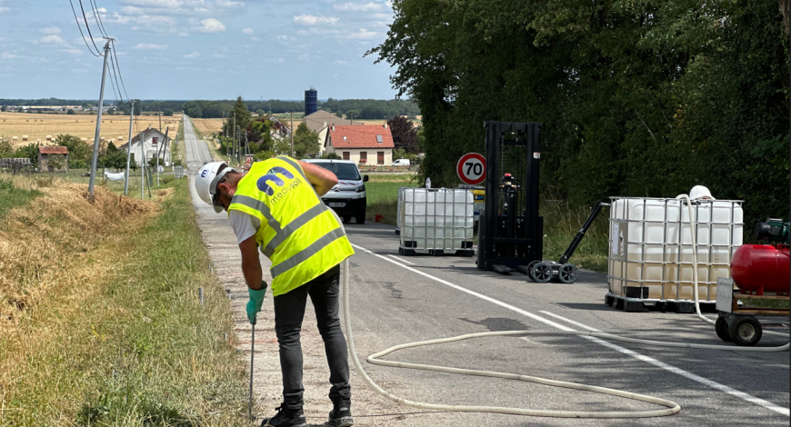 Injection d'un produit destiné au traitement du retrait-gonflement de l’argile sous les chaussées. 