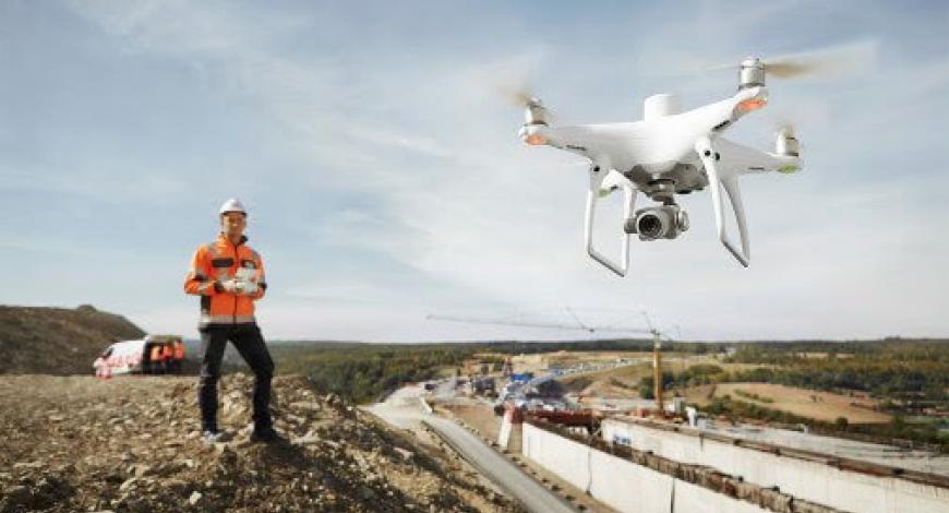 Le drone d’arpentage haute précision Phantom 4 RTK offre une navigation et un positionnement au centimètre près.