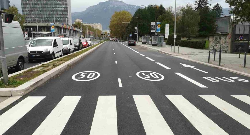 Exemples de marquages de signalisation horizontale : ellipses de rappel de vitesse, passage piéton et voie bus