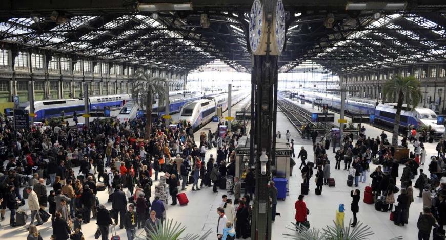 En 2024, le transport intérieur de voyageurs augmente légèrement : 1 047 milliards de voyageurs-kilomètres ont été réalisés