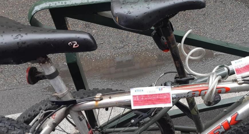Les vélos accrochés au mobilier urbain de la ville de Puteaux risquent l'enlèvement. 
