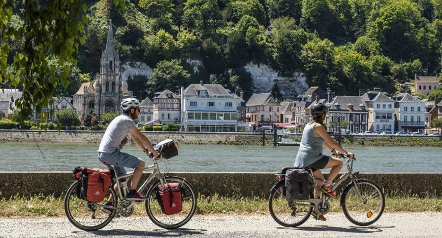 Le dispositif « Développer le vélotourisme » vise à améliorer la qualité des véloroutes et à densifier l'offre de services à destination des touristes à vélo