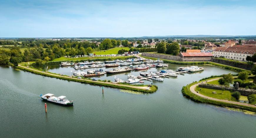Selon Voies navigables de France, le transport fluvial constitue un levier stratégique pour la logistique urbaine, la réindustrialisation et la transition écologique