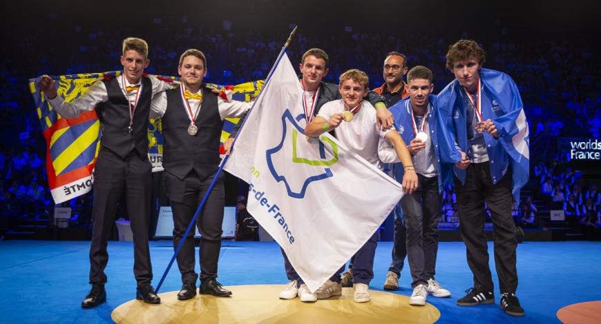 De gauche à droite : médaille d’argent (Romain Dobin et Simon Beuret), médaille d’or (Henri et Louis Levray), médaille de bronze (Adrien Ladevie et Yann Garnier-Boile) De gauche à droite : médaille d’argent (Romain Dobin et Simon Beuret), médaille d’or (Henri et Louis Levray), médaille de bronze (Adrien Ladevie et Yann Garnier-Boile)