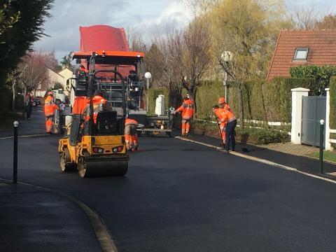 Chantier enrobés avec finisseur grande largeur à Rambouillet.