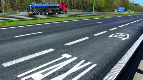 En Belgique, sur certains tronçons d’autoroutes, la bande d’arrêt d’urgence est réservée au covoiturage et aux taxis.