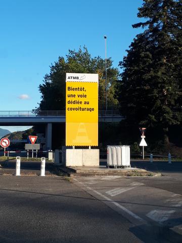 Des panneaux lumineux et des panneaux travaux « jaunes » ont été déployés pour informer et sensibiliser. Des panneaux lumineux et des panneaux travaux « jaunes » ont été déployés pour informer et sensibiliser.