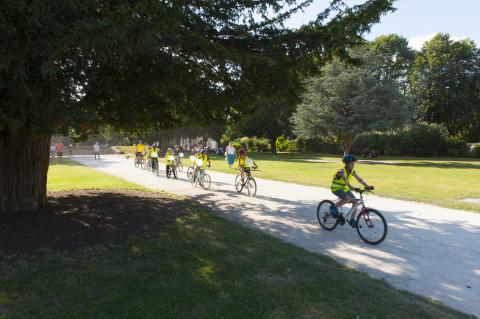 Arrivée des enfants à la remise du permis cycliste.