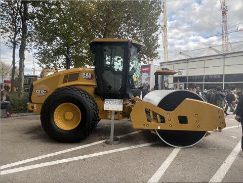 Le CS12 GC de Caterpillar lors de la Bauma 2022.