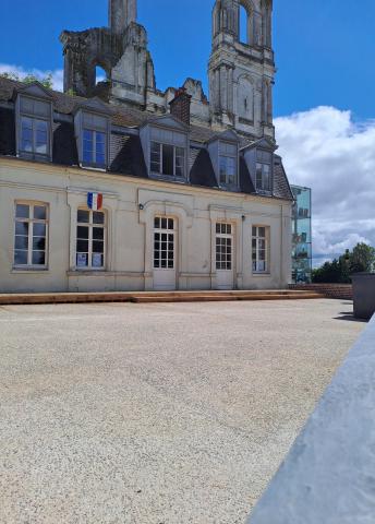Aménagement du parvis des vestiges de l’abbaye du Mont-Saint-Éloi (62) en béton désactivé. Ciment utilisé : CEM II/C