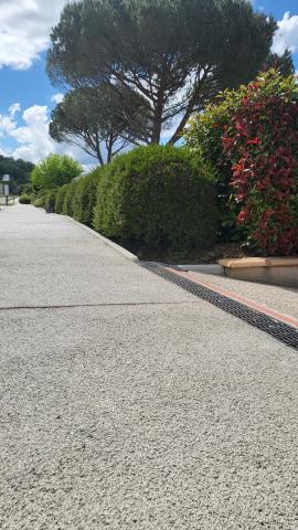 Désimperméabilisation et aménagement d’espaces publics piétonniers, chemin de la Gardie au Séquestre (81). Ciment utilisé : CEM III/B