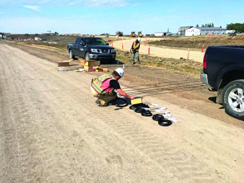 Installation des capteurs de pression et déformation sur le chantier du Regina Bypass.