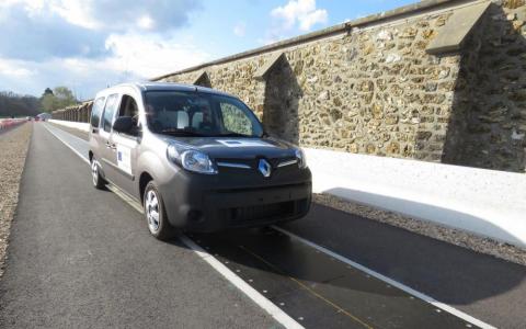 Démonstrateur de route électrique : solution APS for Road du groupe Alstom (a) ; démonstrateur de route à induction réalisé par l’institut Vedecom dans le cadre du projet européen Fabric (b). Démonstrateur de route électrique : solution APS for Road du groupe Alstom (a) ; démonstrateur de route à induction réalisé par l’institut Vedecom dans le cadre du projet européen Fabric (b).