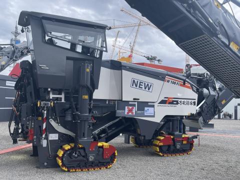 La fraiseuse compacte W 100 Fi à chargement frontal se distingue par ses hautes performances et sa flexibilité dans les largeurs de travail de 1,0 m. La fraiseuse compacte W 100 Fi à chargement frontal se distingue par ses hautes performances et sa flexibilité dans les largeurs de travail de 1,0 m.