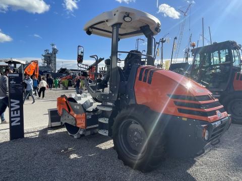 Le HC 50i de Hamm est équipé d’un moteur Kubota V3307-CR-TESB développant une puissance de 54,6 kW. Le HC 50i de Hamm est équipé d’un moteur Kubota V3307-CR-TESB développant une puissance de 54,6 kW.
