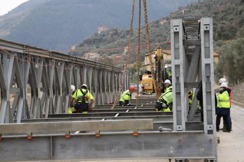 Les équipes du CNPS installent un pont provisoire à Breil-sur- Roya pour rétablir la circulation après les dégâts causés par la tempête Alex.
