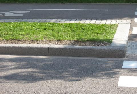 Bordure décorative en béton désactivé – Protection d’une piste cyclable à proximité d’une voirie
