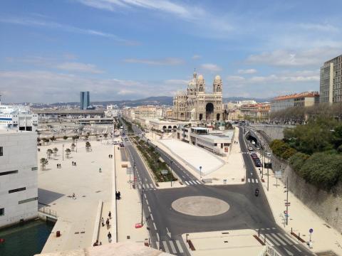 Vue générale des aménagements en béton désactivé et bouchardé à Marseille.