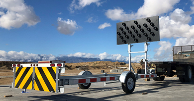 Exemple d’atténuateur de choc monté sur camions, ou Truck Mounted Attenuator (TMA)