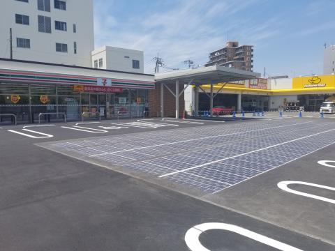 Exemple d’optimisation de l’espace foncier : au Japon, Wattway alimente un magasin en électricité, en complément de panneaux solaires installés sur les toits et d’une éolienne de ville.