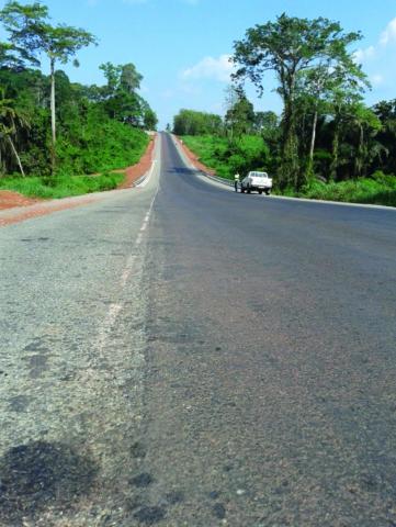 La route Akoupé-Kotobi-Bongouanou après les travaux entrepris par Razel-Bec.