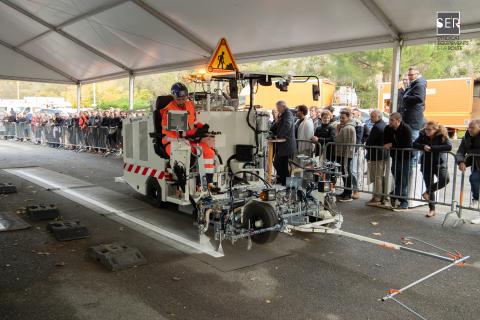 Matériels d’application de signalisation routière présentés dans l’espace d’exposition extérieure.