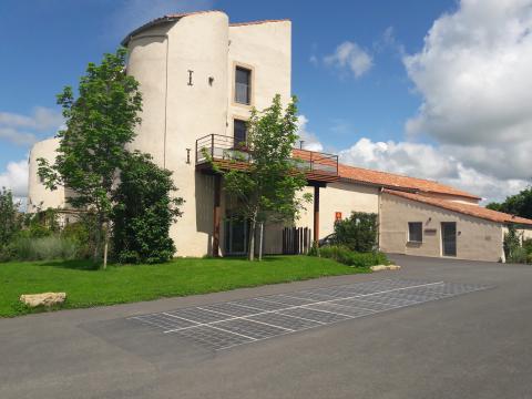 Dans l’Aveyron, Wattway alimente le gîte municipal de Saint-Jean- d’Alcapiès pour une utilisation locale (autoconsommation).