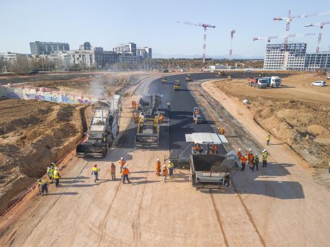 Cinq finisseurs ont été mobilisés simultanément sur le chantier