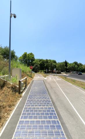 À Montpellier Méditerranée Métropole, Wattway alimente une caméra de surveillance du trafic routier.