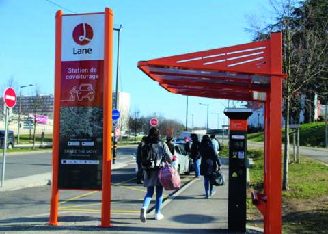 Une station de covoiturage du projet LANE, à l’entrée de l’A43, près de Mermoz.