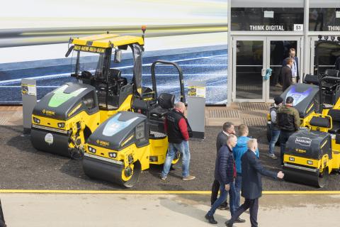 À gauche, le modèle BW138 avec sa nouvelle cabine. À gauche, le modèle BW138 avec sa nouvelle cabine.