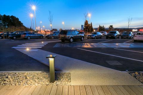 À Narbonne, Wattway, installé sur une aire de covoiturage, alimente l’éclairage d’un chemin piétonnier.