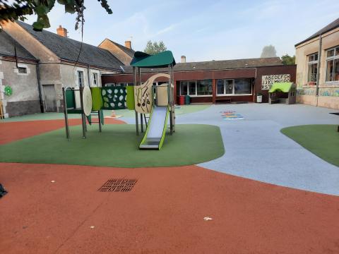 Cour d’école en béton drainant et béton coloré – Désimperméabilisation et délimitation des différentes aires d’activités