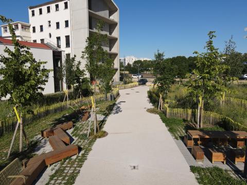 Aménagement piétonnier en béton sablé avec granulat recyclés - Champ Nord Confluence, à Lyon 2. Ciment utilisé : CEM IV/A