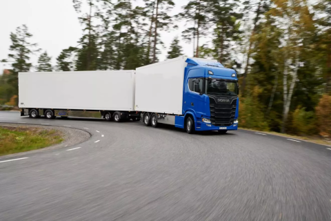 Les EMS ou mégacamions désignent les poids lourds autorisés à circuler au-delà des limites conventionnelles de poids et dimensions et selon des règles adaptées Les EMS ou mégacamions désignent les poids lourds autorisés à circuler au-delà des limites conventionnelles de poids et dimensions et selon des règles adaptées
