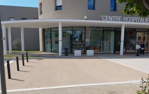 Aménagement de l’entrée d’un hôpital en béton désactivé à Grasse (06). Ciment utilisé : CEM V/A.