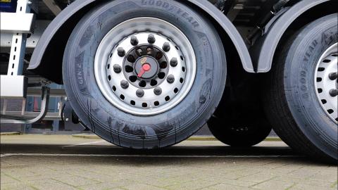 La détection des essieux relevés permet de connaître le PTAC autorisé, et donc le seuil de sanction selon la réglementation, d’identifier des relevages à tort (à pleine charge) et d’améliorer la connaissance du parc de poids lourds La détection des essieux relevés permet de connaître le PTAC autorisé, et donc le seuil de sanction selon la réglementation, d’identifier des relevages à tort (à pleine charge) et d’améliorer la connaissance du parc de poids lourds