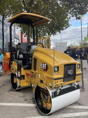 Les nouveaux compacteurs Cat sont désormais équipés en série d’une ceinture de sécurité orange haute visibilité de 76,2 mm pour rendre visible la sécurité sur le chantier.