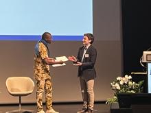 Sebald Turpin (Routes de France) remet le 1er prix du concours à Zinisom Giovani Kabore