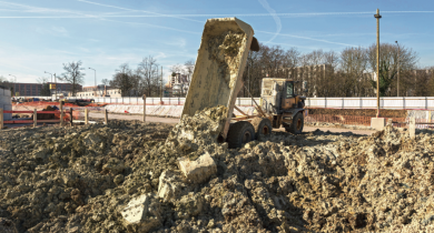 Camion de chantier vidant les déblais dans une fosse – site de la future gare de Noisy-Champs (93).