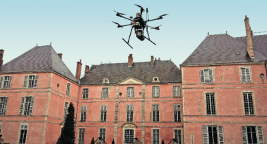 Hexacoptère DPS6 équipé du Surveyor devant le château de Meung-sur-Loire.