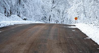 Enduit superficiel à l’émulsion anionique avec résidu de sablage hivernal (Ontario)