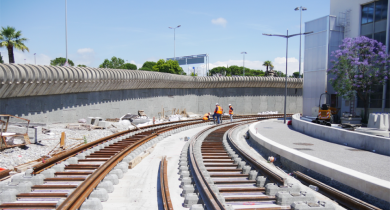 Plate-forme en béton du tramway de Nice.