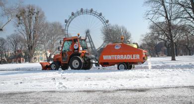 Winterradler : tracteur et sa remorque épandeuse de saumure lors de l’entretien d’une piste cyclable.