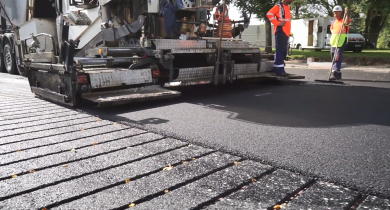 Mise en œuvre du procédé Power Road : application de la couche de comblement – méthode par rainurage.