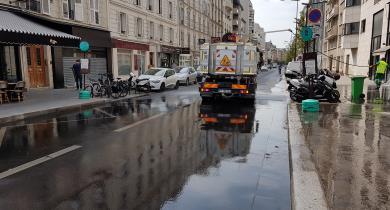 Opération d’arrosage rue Frémicourt en août 2019.