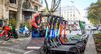 Dépose de trottinettes Dott par un employé.