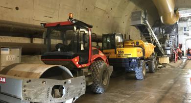 Centrale de malaxage, dumper et compacteur sur le chantier Eole.